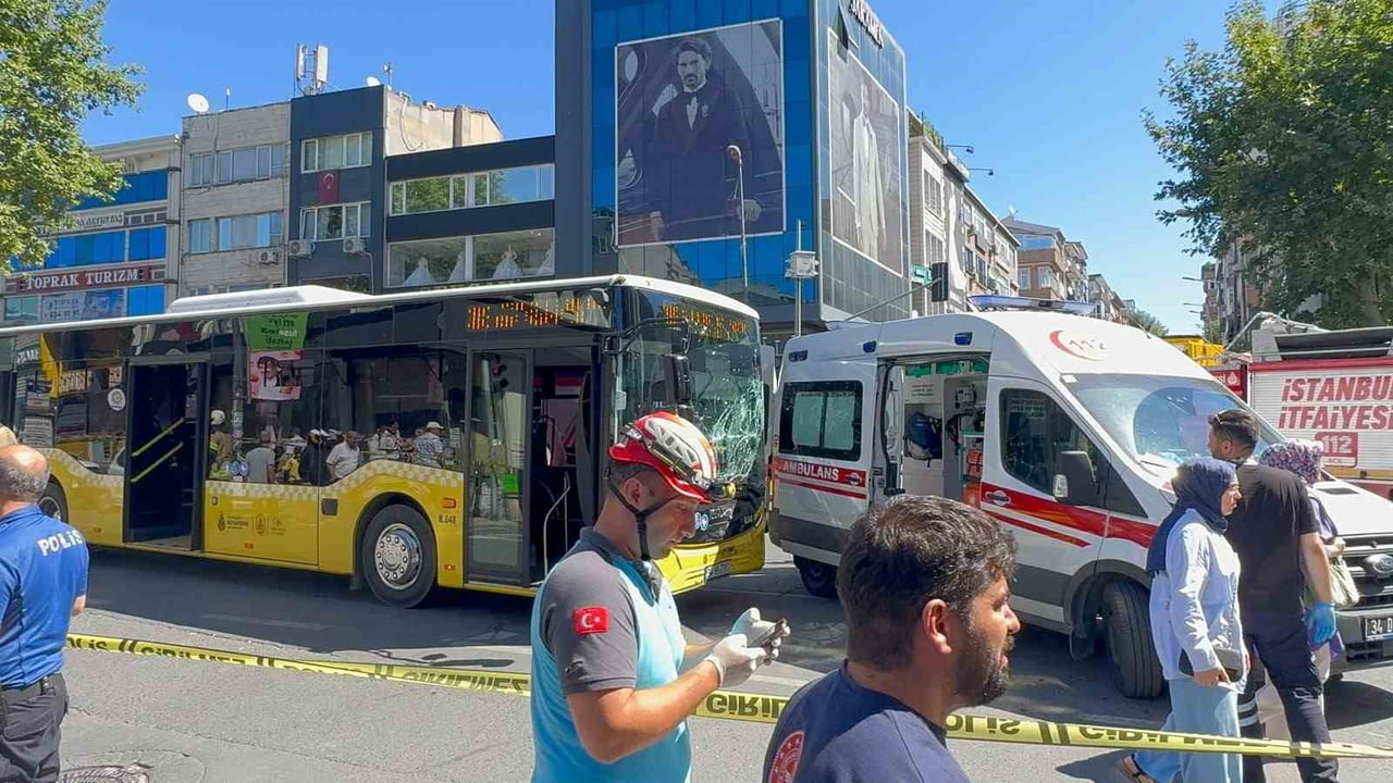 FATİH'TE İETT OTOBÜSÜ İLE AMBULANS ÇARPIŞTI. KAZADA 3 KİŞİ YARALANDI