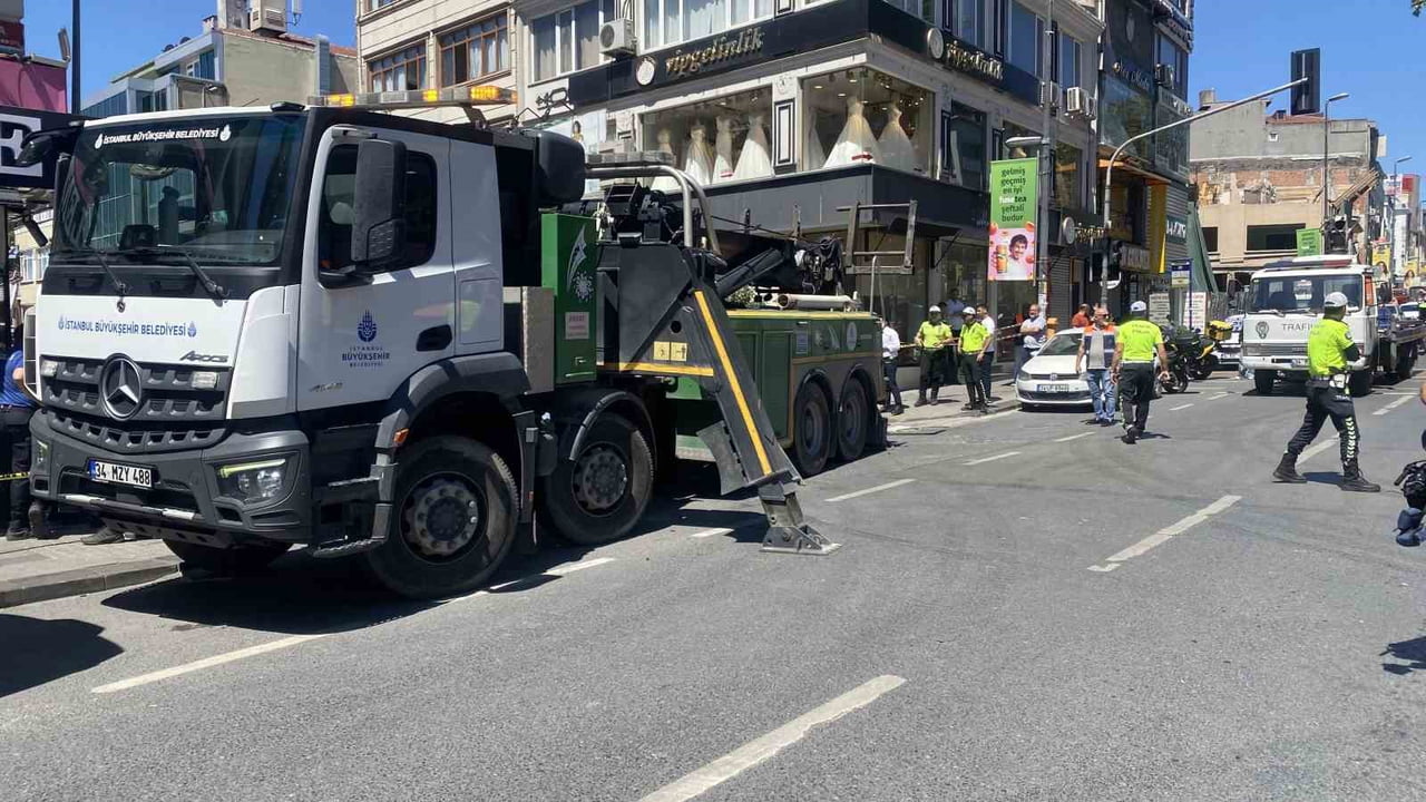 FATİH'TE İETT OTOBÜSÜ İLE AMBULANS ÇARPIŞTI. KAZADA 3 SAĞLIK PERSONELİ, AMBULANSTA BULUNAN BİR...