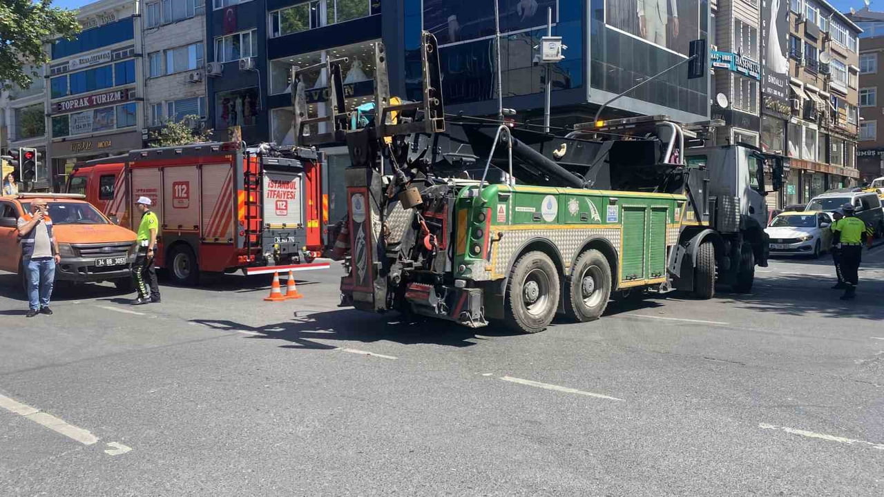 FATİH'TE İETT OTOBÜSÜ İLE AMBULANS ÇARPIŞTI. KAZADA 3 SAĞLIK PERSONELİ, AMBULANSTA BULUNAN BİR...
