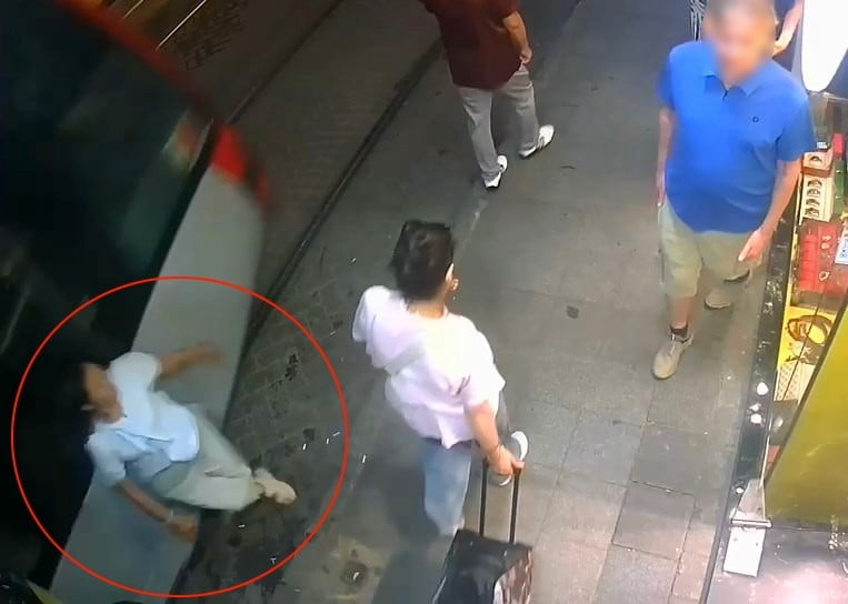 FATİH'TE TRAMVAY, CADDE ÜZERİNDE YÜRÜYEN BİR KADINA ÇARPTI.