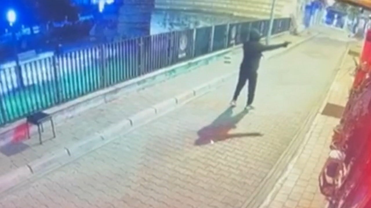 FATİH'TE YÜZÜNÜ KAPATARAK KAMUFLE OLAN SALDIRGAN, İŞ YERİNE KURŞUN YAĞDIRDI.