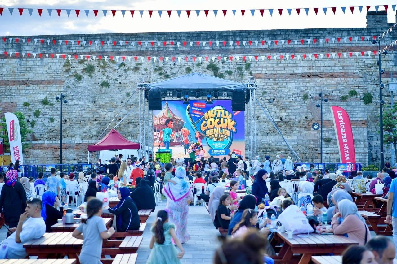 FATİH BELEDİYESİ TARAFINDAN DÜZENLENEN "MUTLU ÇOCUK ŞENLİĞİ", ÇOCUKLAR VE AİLELERDEN YOĞUN İLGİ...