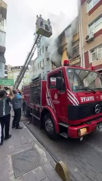 FATİH’TE 2 KATLI BİNADA ÇIKAN YANGINDA MAHSUR KALAN 4 KİŞİ İTFAİYE EKİPLERİNİN MÜDAHALESİYLE...