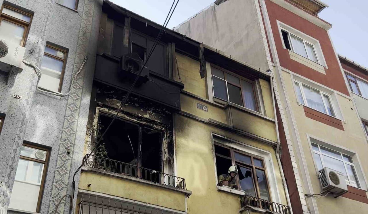 FATİH’TE 2 KATLI BİNADA ÇIKAN YANGINDA MAHSUR KALAN 4 KİŞİ İTFAİYE EKİPLERİNİN MÜDAHALESİYLE...