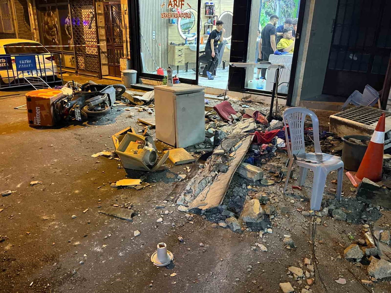 FATİH’TE 4 KATLI BİNANIN ÇATISINDAN DÜŞEN PARÇALAR KAMERADA : 2 KİŞİ SON ANDA KURTULDU