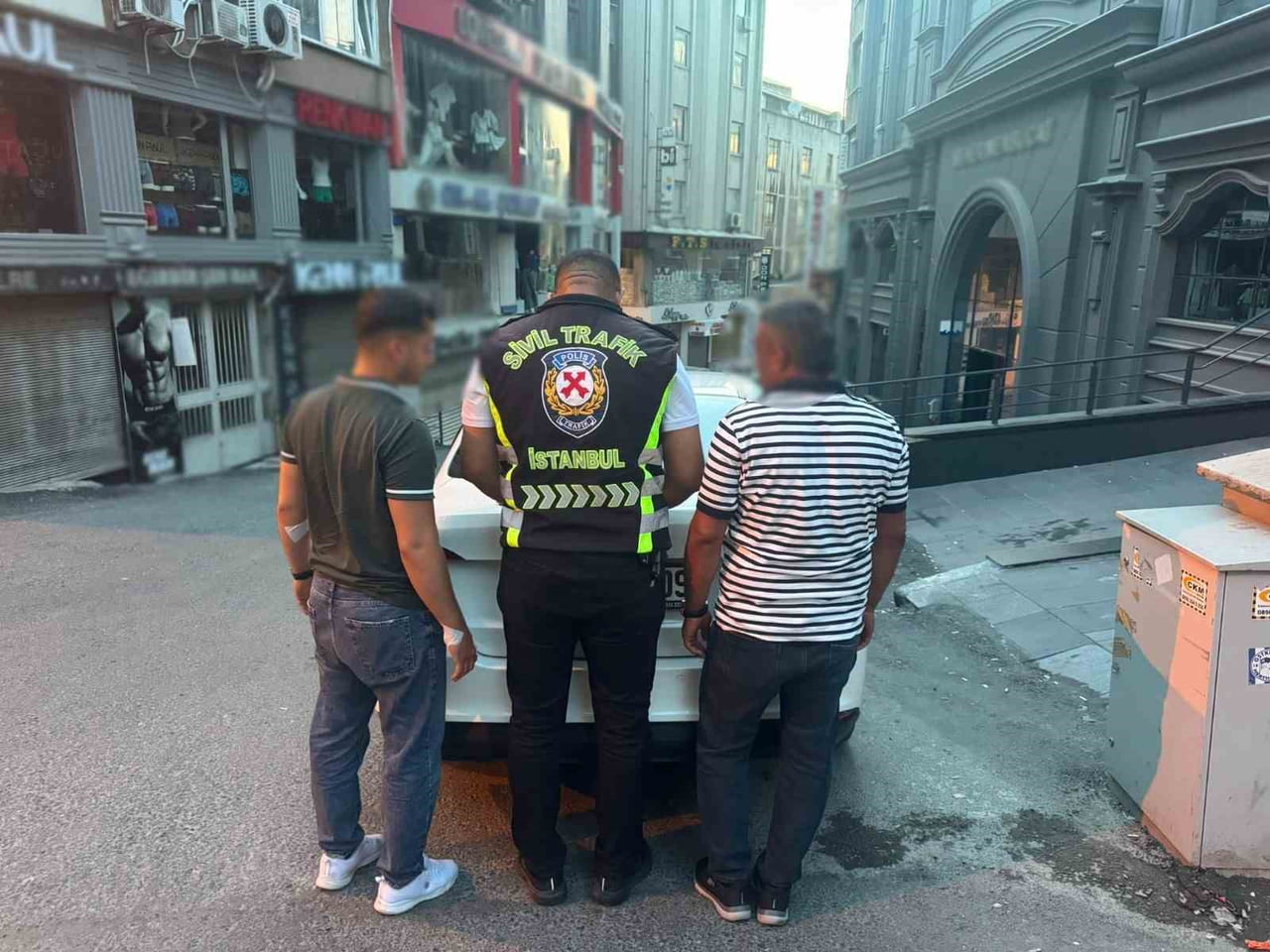 FATİH’TE, ARAÇ SÜRÜCÜSÜ İLE TAKSİ ŞOFÖRÜ ARASINDA YAŞANAN KAVGADA ŞOFÖR VE YANINDA BULUNAN YOLCU...