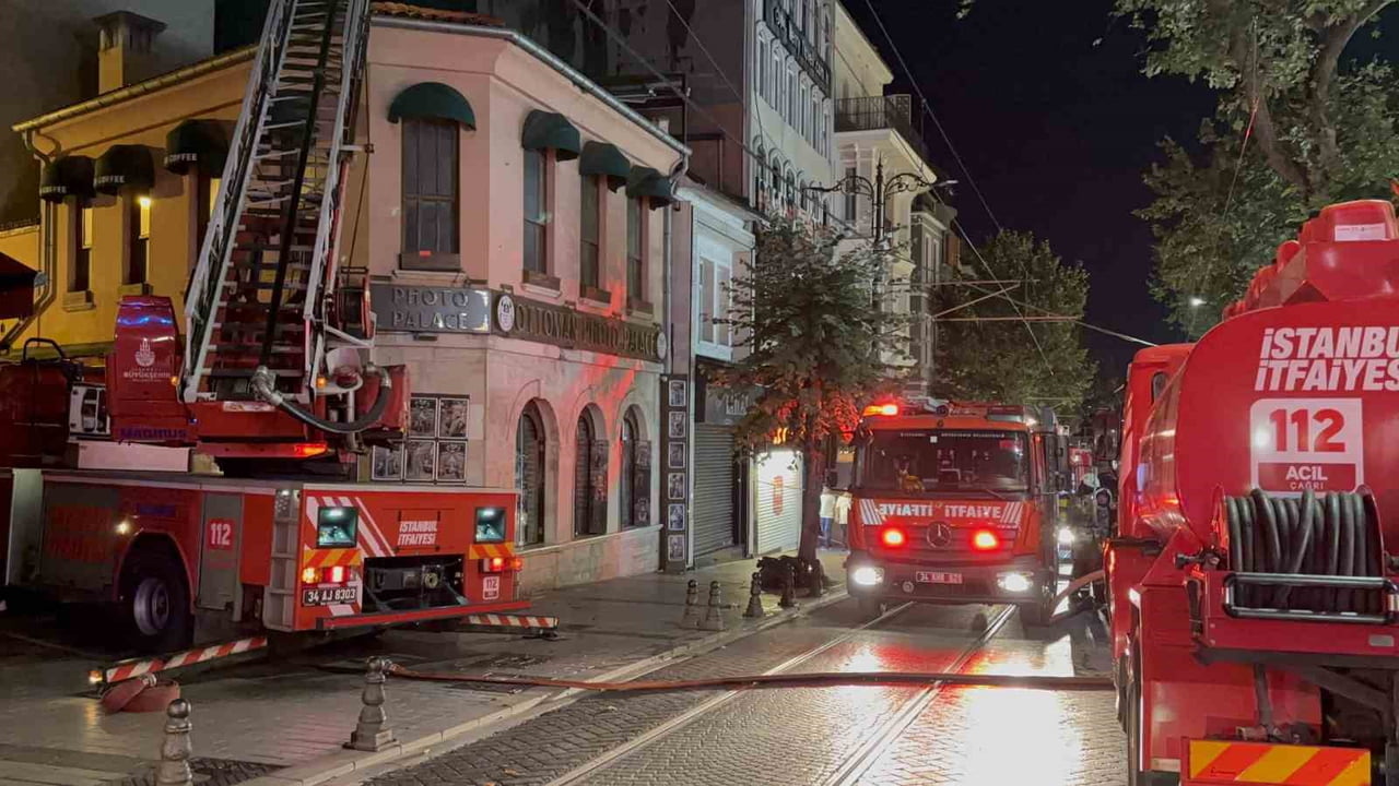 FATİH’TE BİNANIN ÇATISINDA BULUNAN BAZ İSTASYONU ALEVLERE TESLİM OLDU