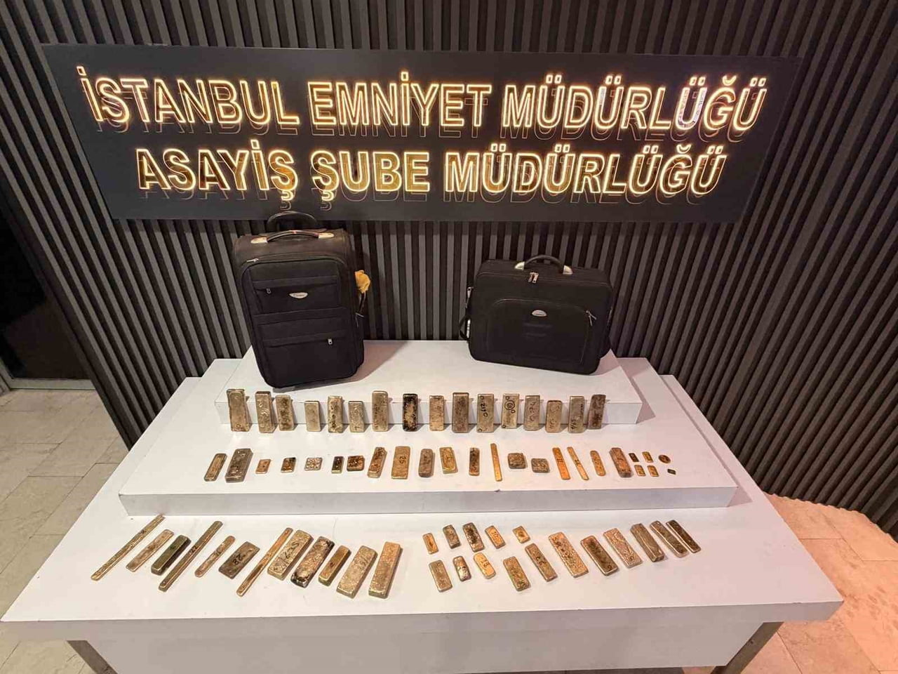 FATİH’TE, BİR KUYUMCU DEPOSUNDAN PİYASA DEĞERİ YAKLAŞIK 170 MİLYON TL OLAN 51 KİLO 482 GRAM...