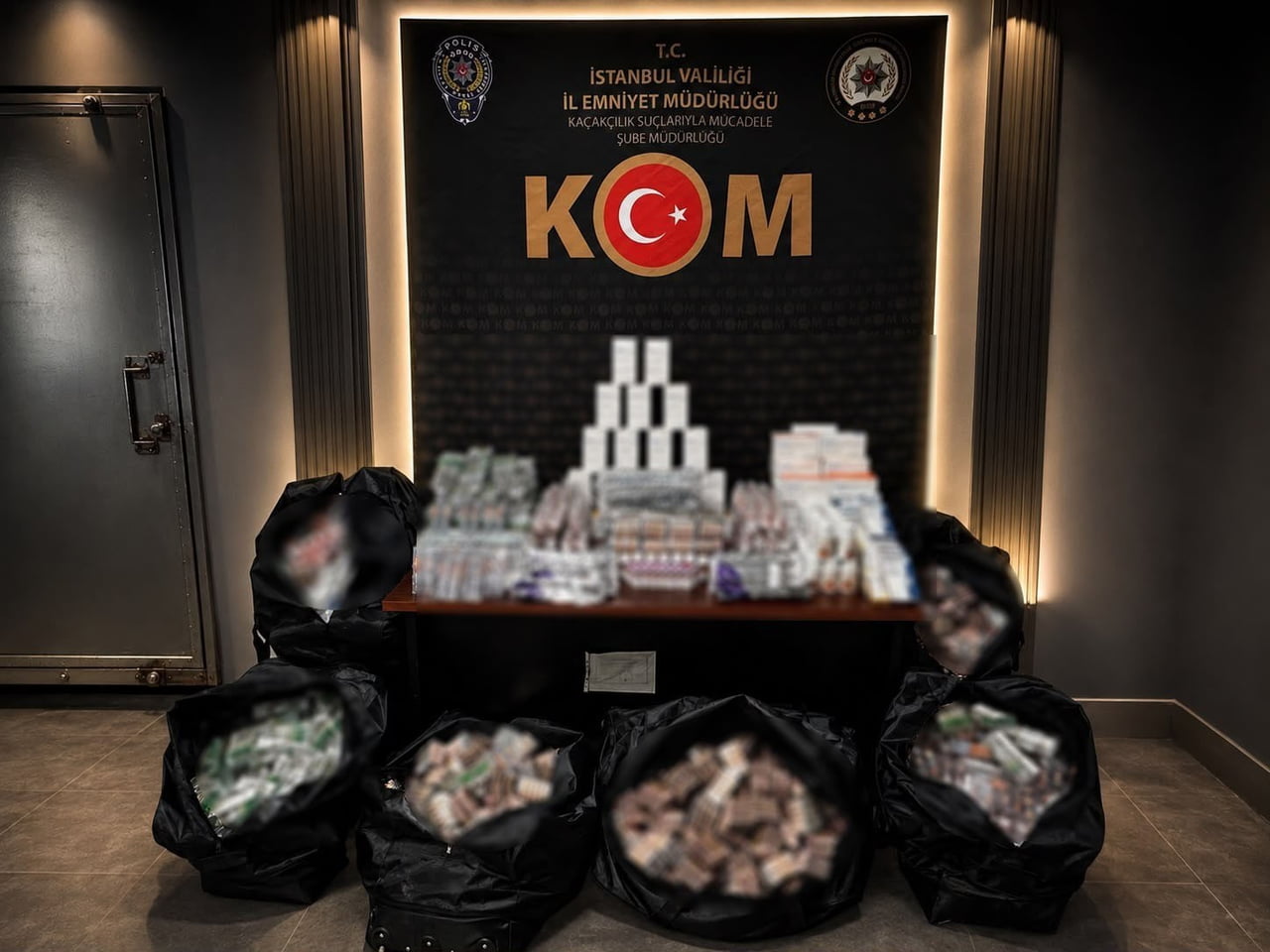FATİH’TE KAÇAK TIBBİ İLAÇ OPERASYONU: 98 BİN 632 TABLET ELE GEÇİRİLDİ, 2 ŞÜPHELİ GÖZALTINA...
