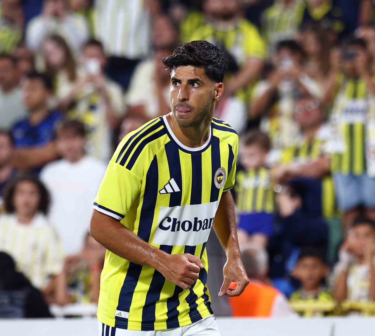 FENERBAHÇE'NİN İSPANYOL YILDIZI MARCO ASENSİO, BU SEZON GİYECEĞİ 10 NUMARALI FORMASIYLA KADIKÖY'DE...