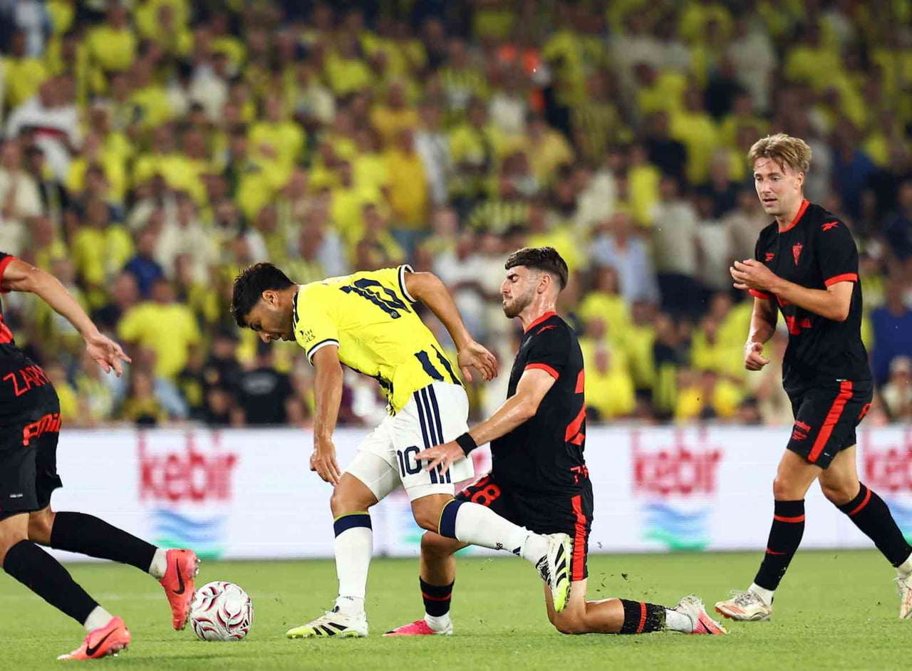 FENERBAHÇE'NİN İSPANYOL YILDIZI MARCO ASENSİO, BU SEZON GİYECEĞİ 10 NUMARALI FORMASIYLA KADIKÖY'DE...