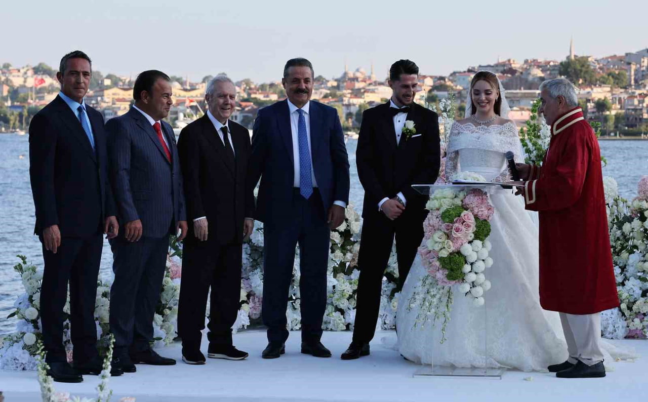 FENERBAHÇE'NİN MİLLİ FUTBOLCUSU İSMAİL YÜKSEK, HAYATINI ESEN MATRAŞ İLE BİRLEŞTİRDİ.