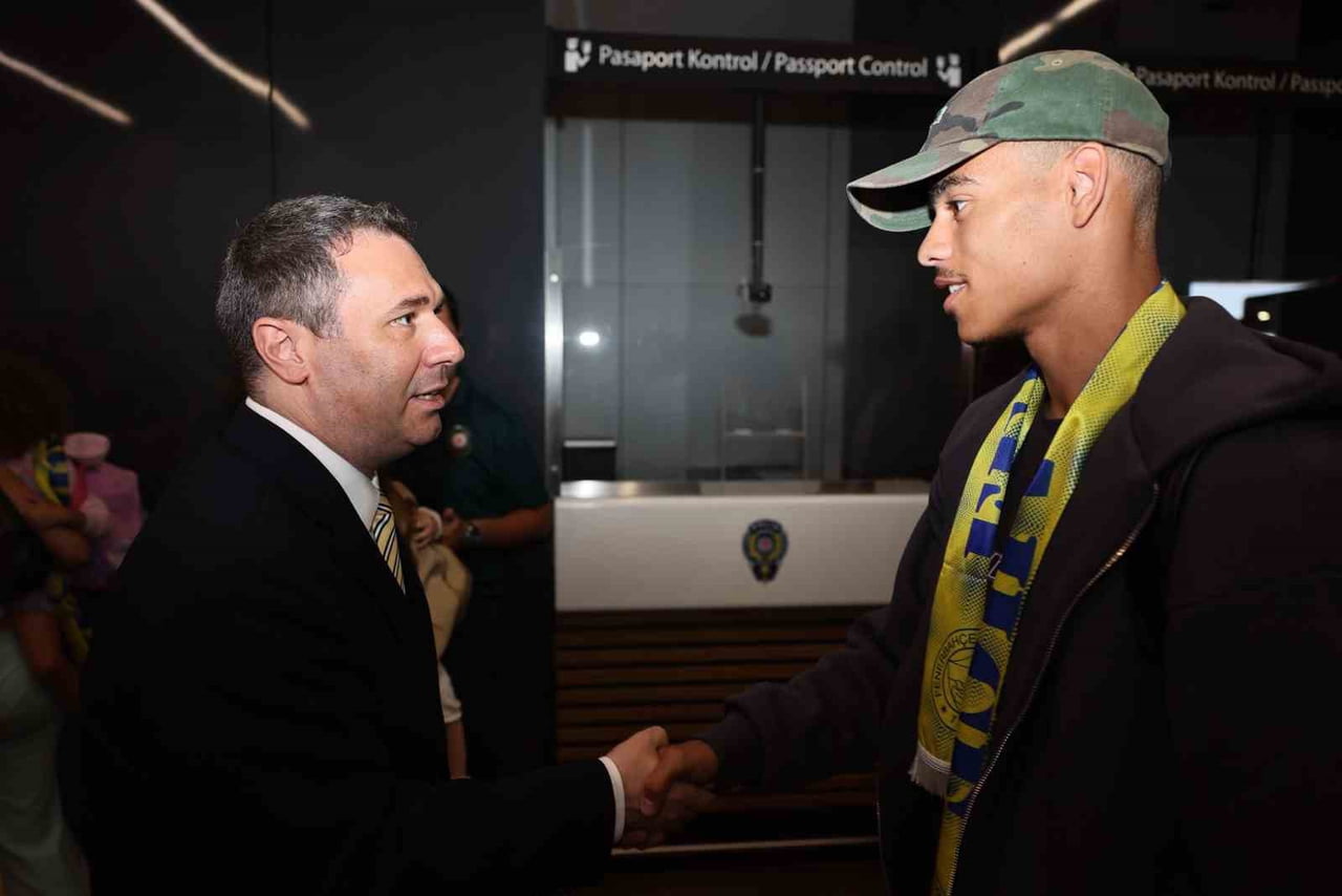 FENERBAHÇE'NİN YENİ TRANSFERİ İNGİLİZ FUTBOLCU MASON GREENWOOD, İSTANBUL'A GELDİ. HAVALİMANINDA...