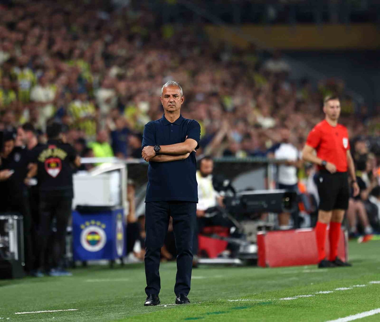 FENERBAHÇE, 2026-2027 SEZONUNDAKİ İLK RESMİ MAÇINDA GORNİK ZABRZE İLE OYNARKEN, TEKNİK DİREKTÖR...
