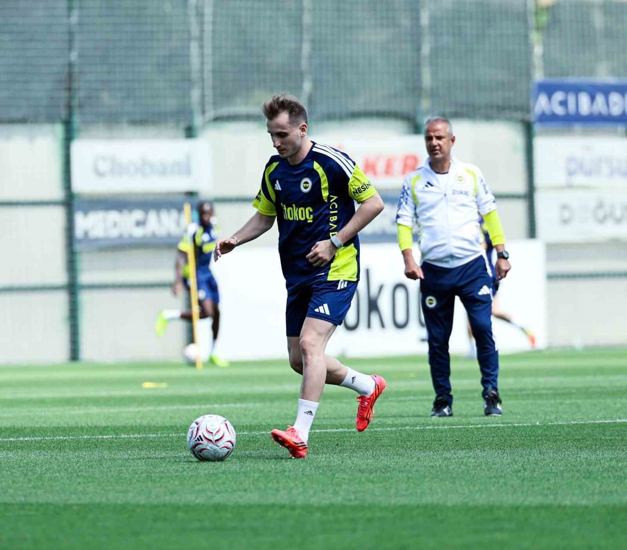 FENERBAHÇE, AVUSTURYA KAMPI ÖNCESİ HAZIRLIKLARINI CAN BARTU TESİSLERİ'NDE SÜRDÜRDÜ.