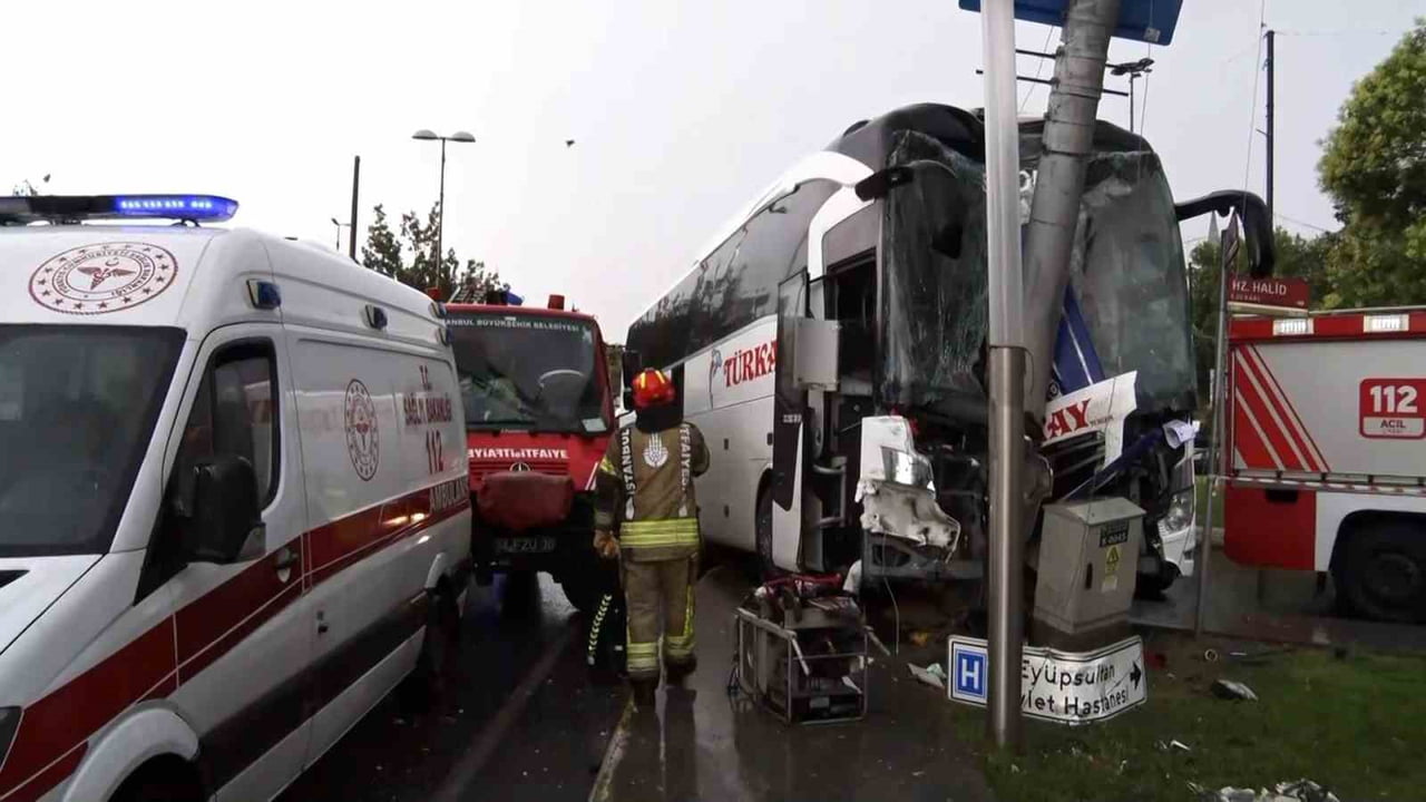 FESHANE'DE YOLCU OTOBÜSÜ VE OTOMOBİLİN KARIŞTIĞI KAZADA YARALANANLAR OLDU