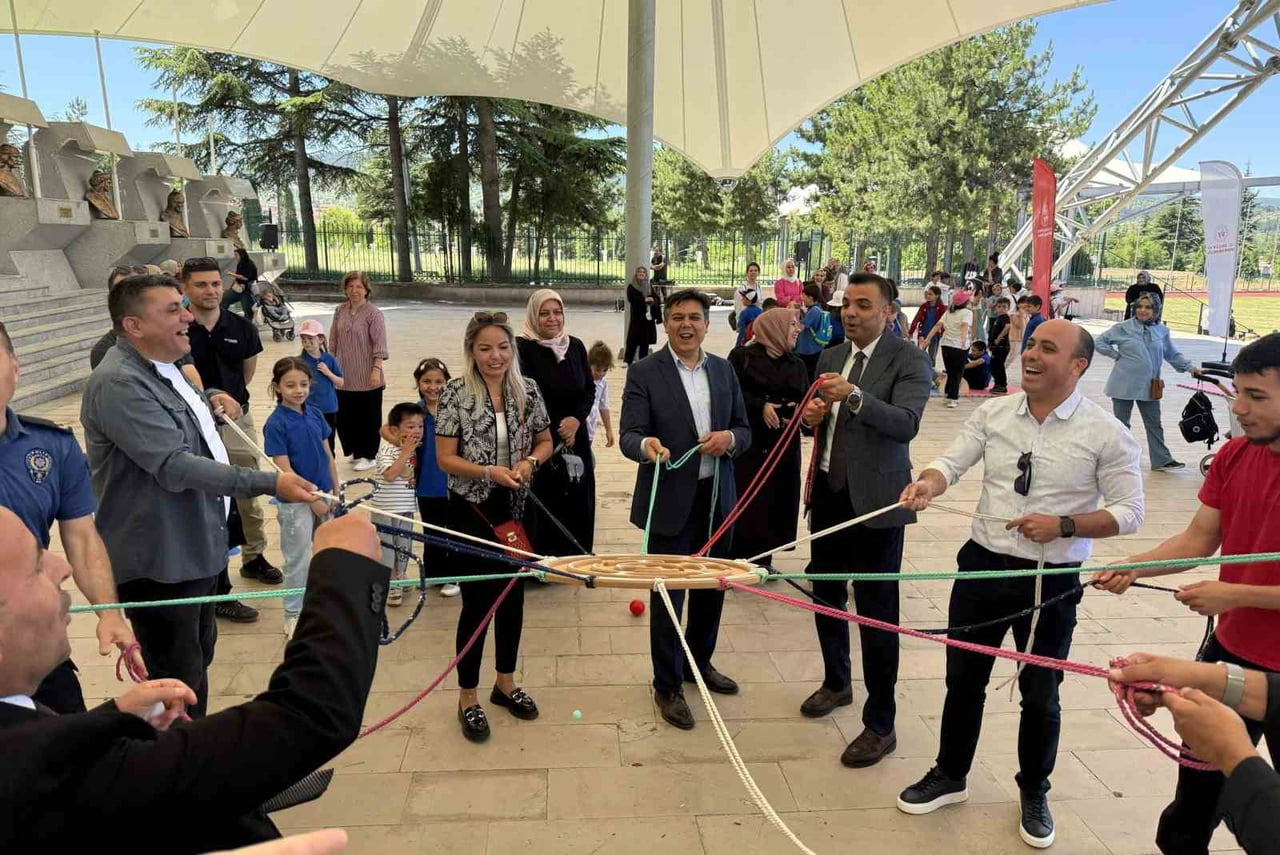 FESTİVAL KAPSAMINDA KURULAN BİLİM FUARI, UZAY ÇADIRI VE SANAL GERÇEKLİK ETKİNLİĞİ İLE ÖĞRENCİLER...