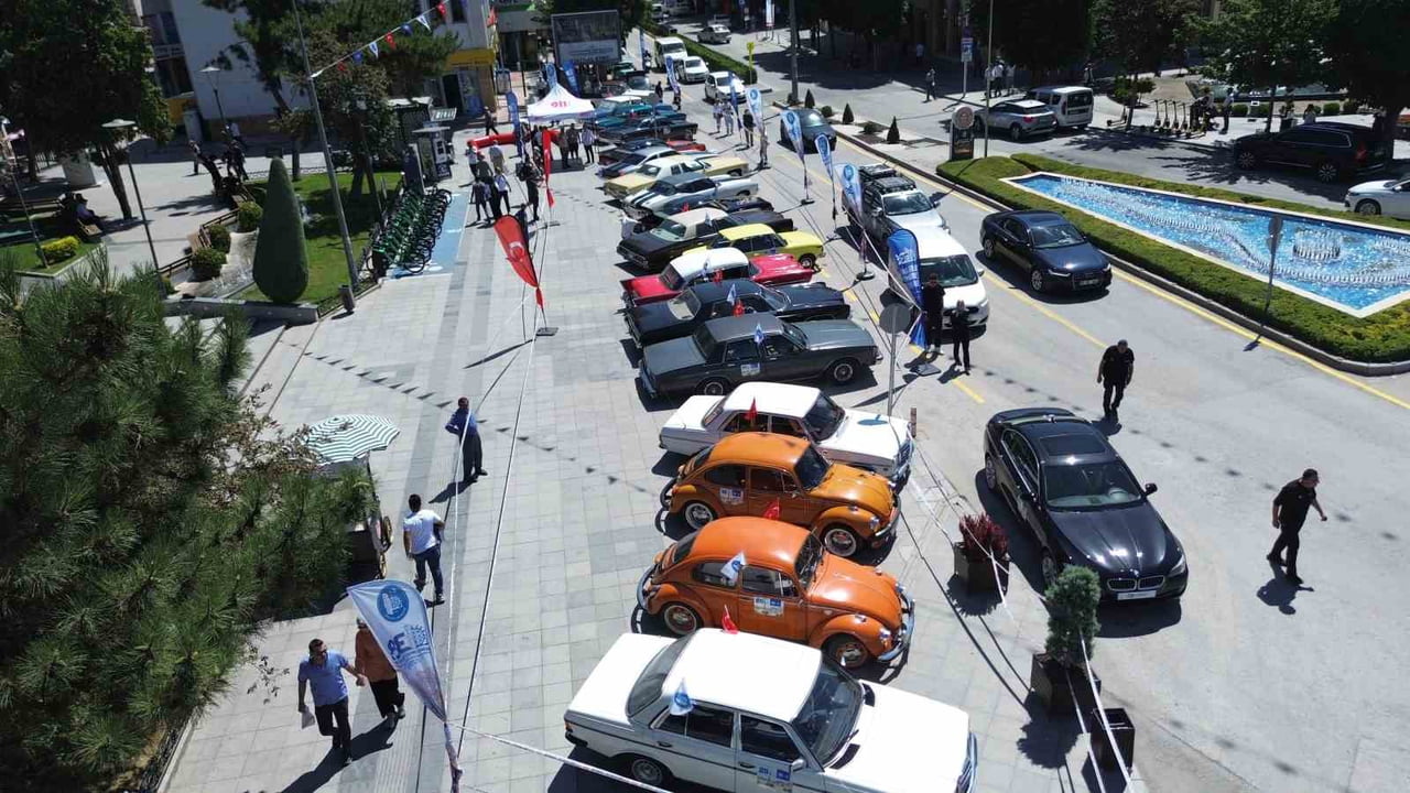 FESTİVAL KAPSAMINDA YERİNİ ALAN KLASİK ARAÇLAR HAVADAN HAVADAN GÖRÜNTÜLENDİ