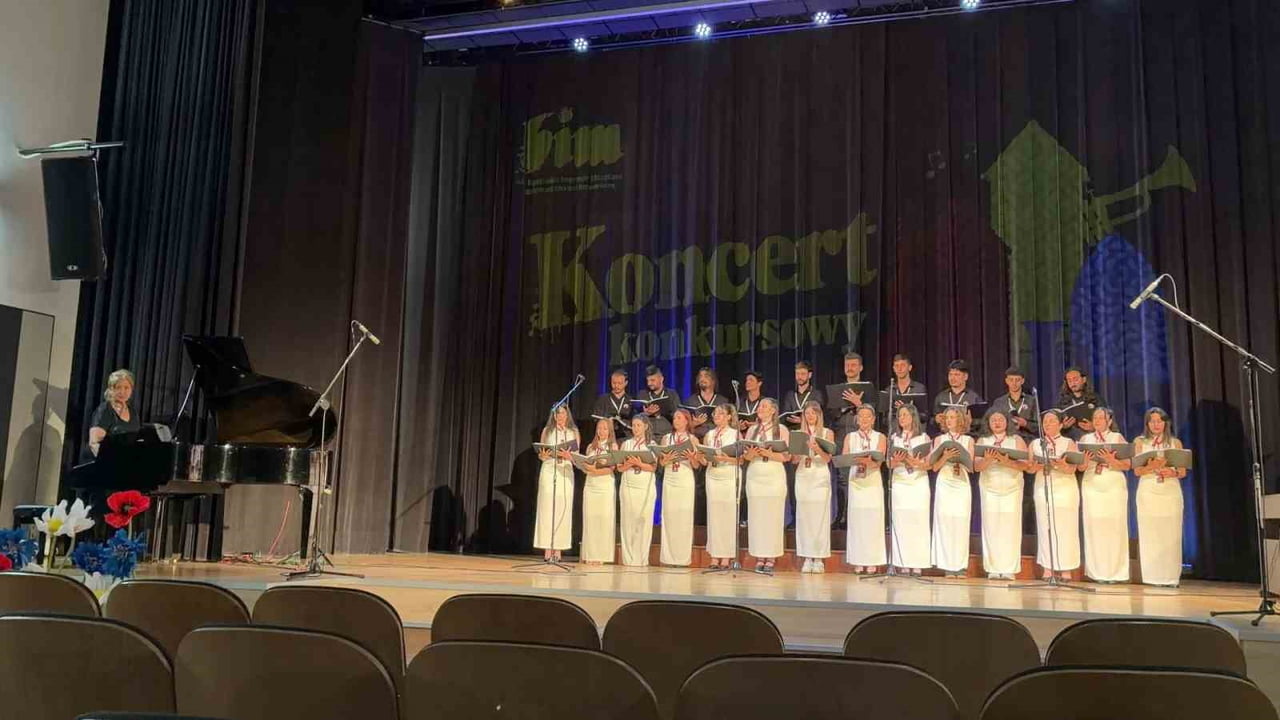 FESTİVALDE KARABÜK ÜNİVERSİTESİNİ TEMSİL EDEN FETHİ TOKER ÇOK SESLİ KOROSU İLE TRİO ELGİSA, "GÜMÜŞ...