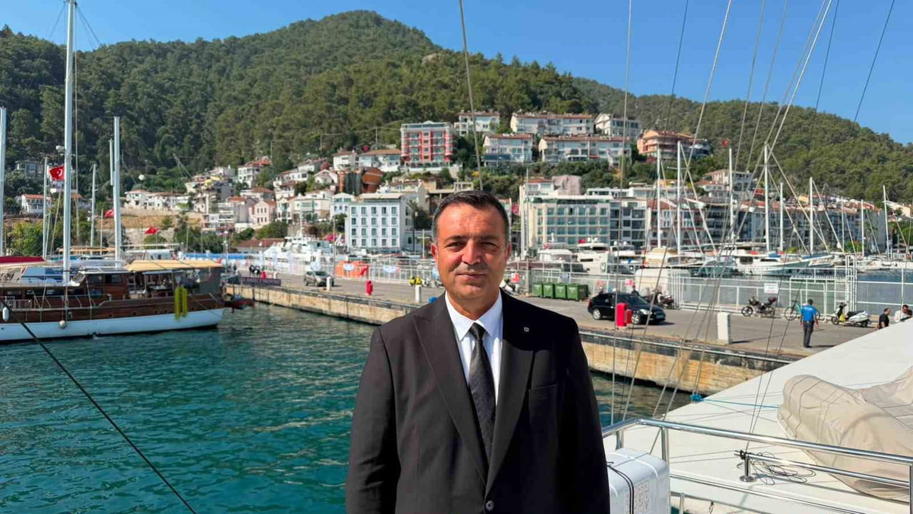 FETHİYE’DE ŞEHİT DENİZCİLER ANISINA DENİZE ÇELENK BIRAKILDI