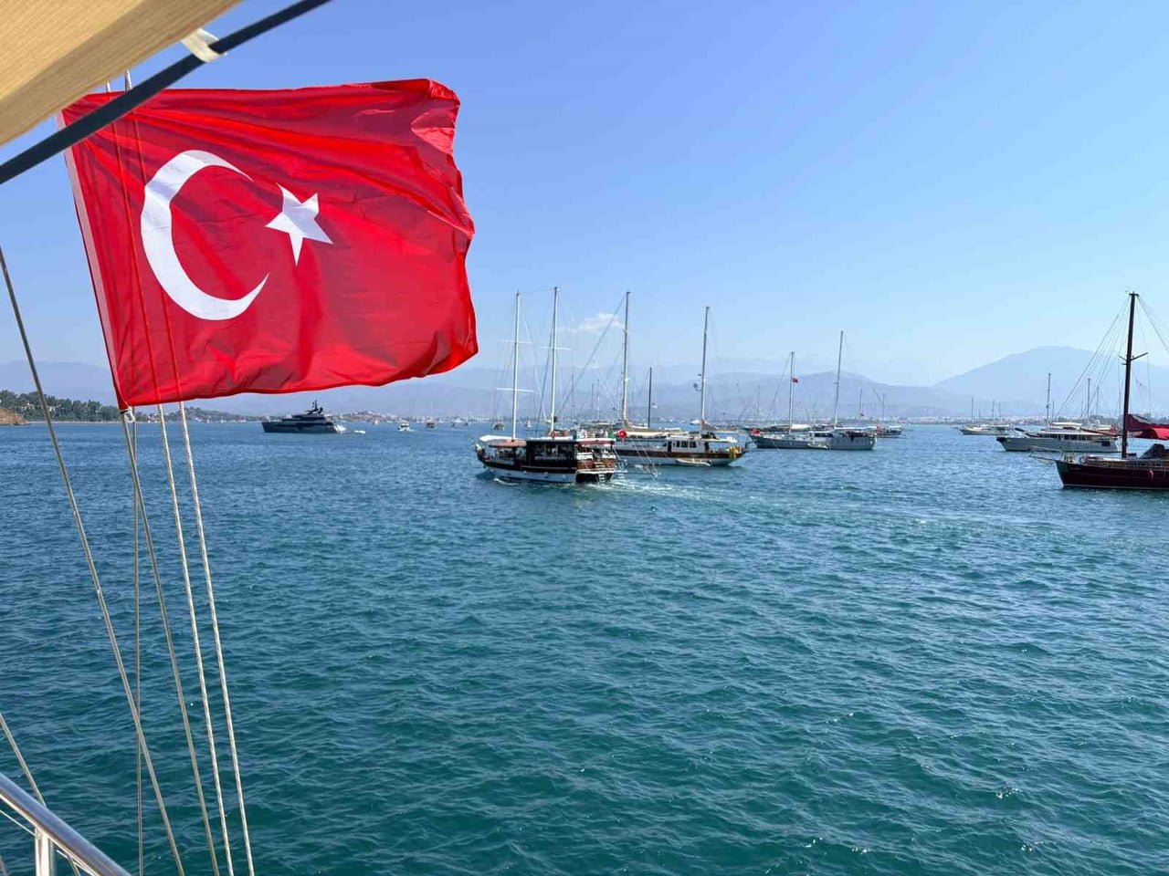 FETHİYE’DE ŞEHİT DENİZCİLER ANISINA DENİZE ÇELENK BIRAKILDI