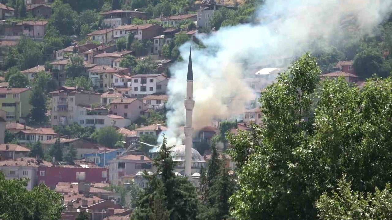 FETHİYE MAHALLESİ'NDE İKİ KATLI MÜSTAKİL EVDE YANGIN ÇIKTI