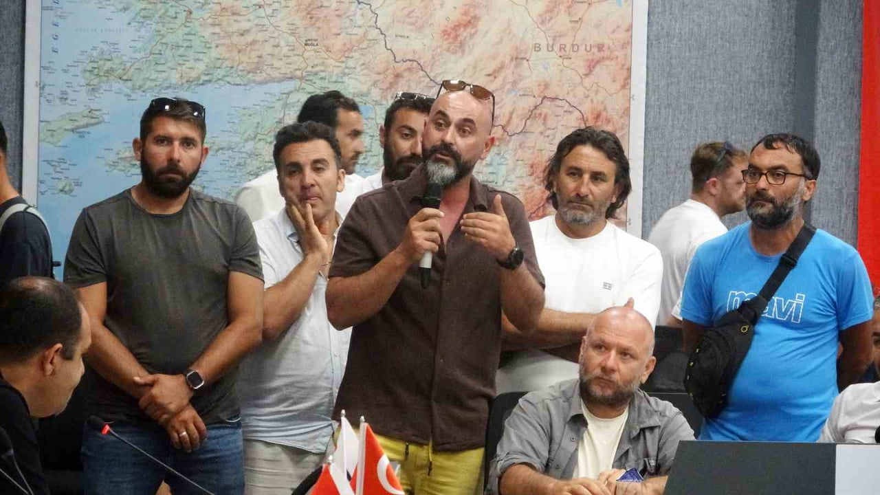 FETHİYE ÖLÜDENİZ'DE YAMAÇ PARAŞÜTÜ PİLOTLARI  YAŞADIKLARI SORUNLAR NEDENİYLE UÇMAMA KARARININ...