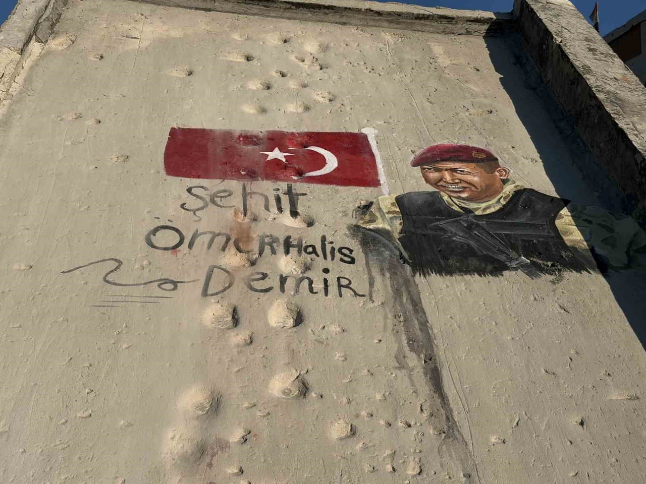 FİLİSTİNLİ SANATÇILAR GAZZE’DEKİ ENKAZA ŞEHİT ÖMER HALİSDEMİR’İN RESMİNİ ÇİZDİ