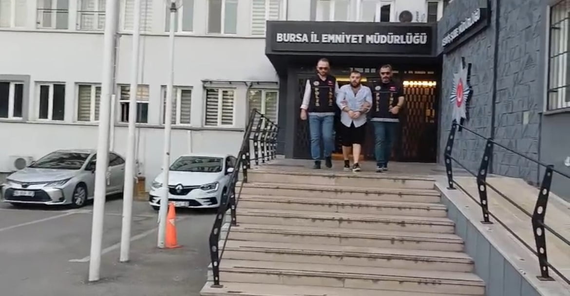 FİRARİ HÜKÜMLÜ, ÇEKİRGE MAHALLESİ'NDE POLİS EKİPLERİNİN KOVALAMACASI SONUCU YAKALANDI.
