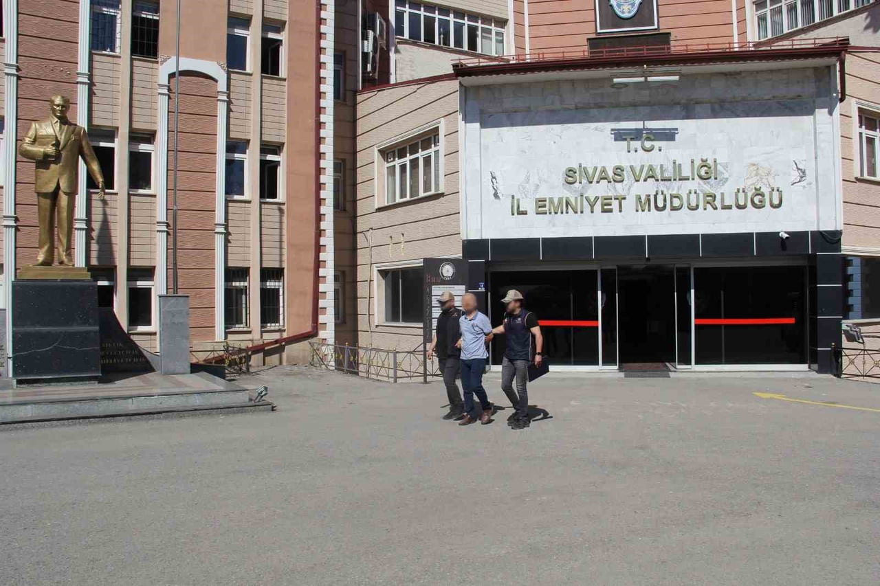 FİRARİ HÜKÜMLÜ, YAKALANARAK CEZAEVİNE TESLİM EDİLDİ.