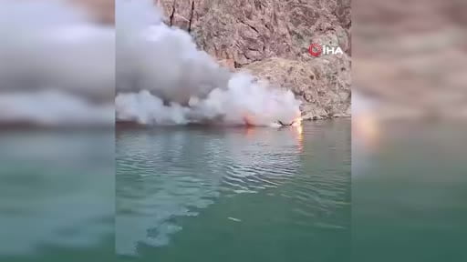 Fırat Nehri'nde tekne alev alev yandı