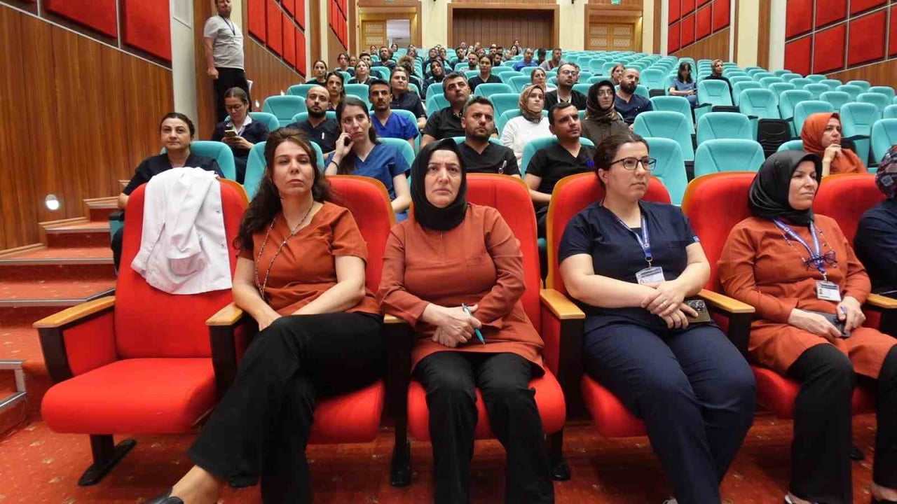 FIRAT ÜNİVERSİTESİ HASTANESİ’NDE SAĞLIK ÇALIŞANLARINA KIRIM KONGO KANAMALI ATEŞİ (KKKA) EĞİTİMİ...