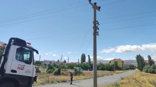 Fırtına yangına neden oldu, alevler evlere sıçramadan söndürüldü
