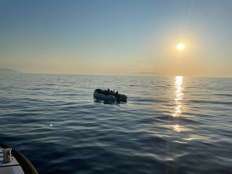 FOÇA VE ÇEŞME İLÇELERİNDE YASA DIŞI YOLLARLA YURT DIŞINA ÇIKMAYA ÇALIŞAN TOPLAM 36 DÜZENSİZ GÖÇMEN...
