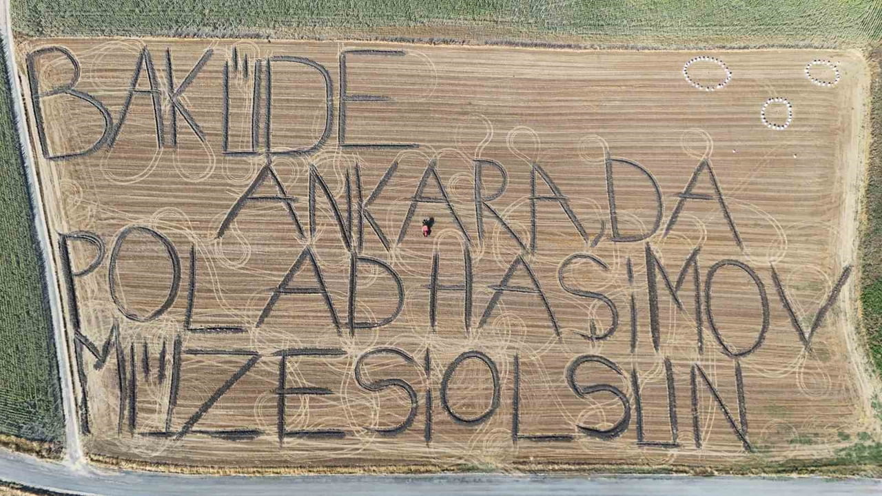 FOTOĞRAF SANATÇISI BURAK TUNÇKOL, TRAKTÖRÜNE BAĞLADIĞI PULLUKLA 45 DÖNÜMLÜK TARLAYA "BAKÜ’DE...