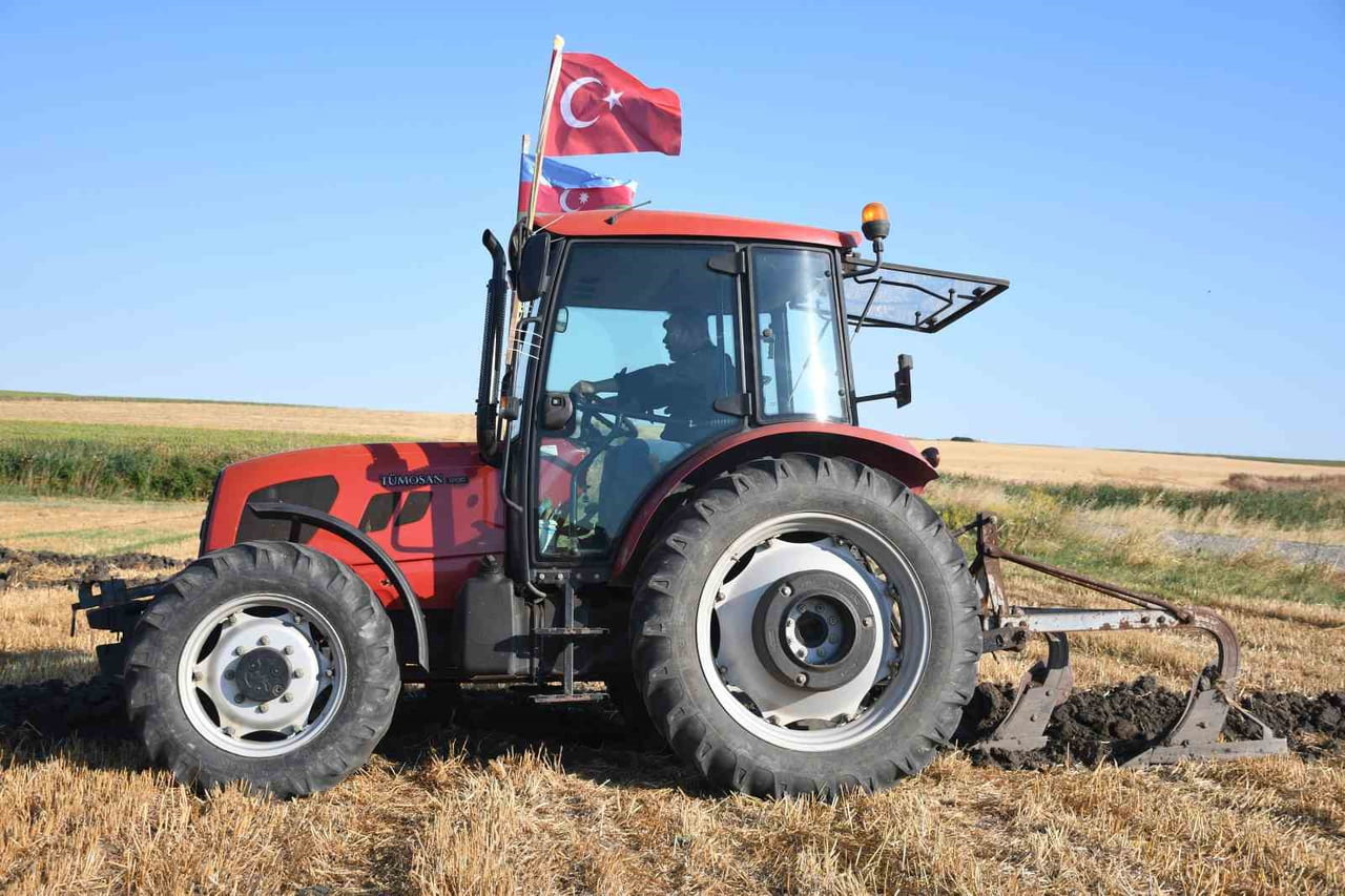 FOTOĞRAF SANATÇISI BURAK TUNÇKOL, TRAKTÖRÜNE BAĞLADIĞI PULLUKLA 45 DÖNÜMLÜK TARLAYA "BAKÜ’DE...