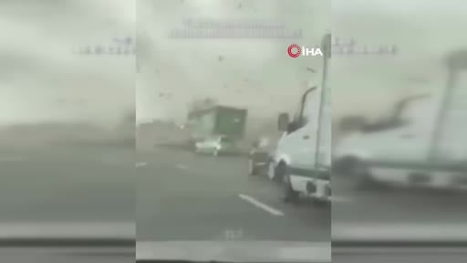 Fransa'yı vuran şiddetli fırtınalarda 2 kişi hayatını kaybetti, 53 bin ev elektriksiz kaldı.
