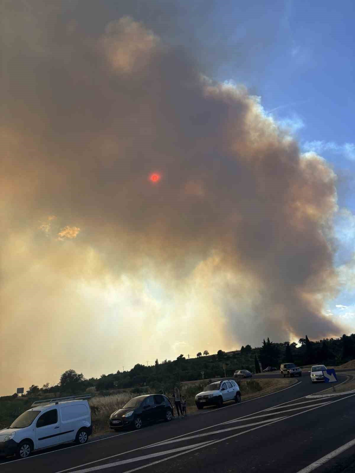 FRANSA’DA AŞIRI SICAKLAR YANGINA NEDEN OLDU. DÜN HERAULT VE AUDE BÖLGELERİ ARASINDA BAŞLAYAN ORMAN...