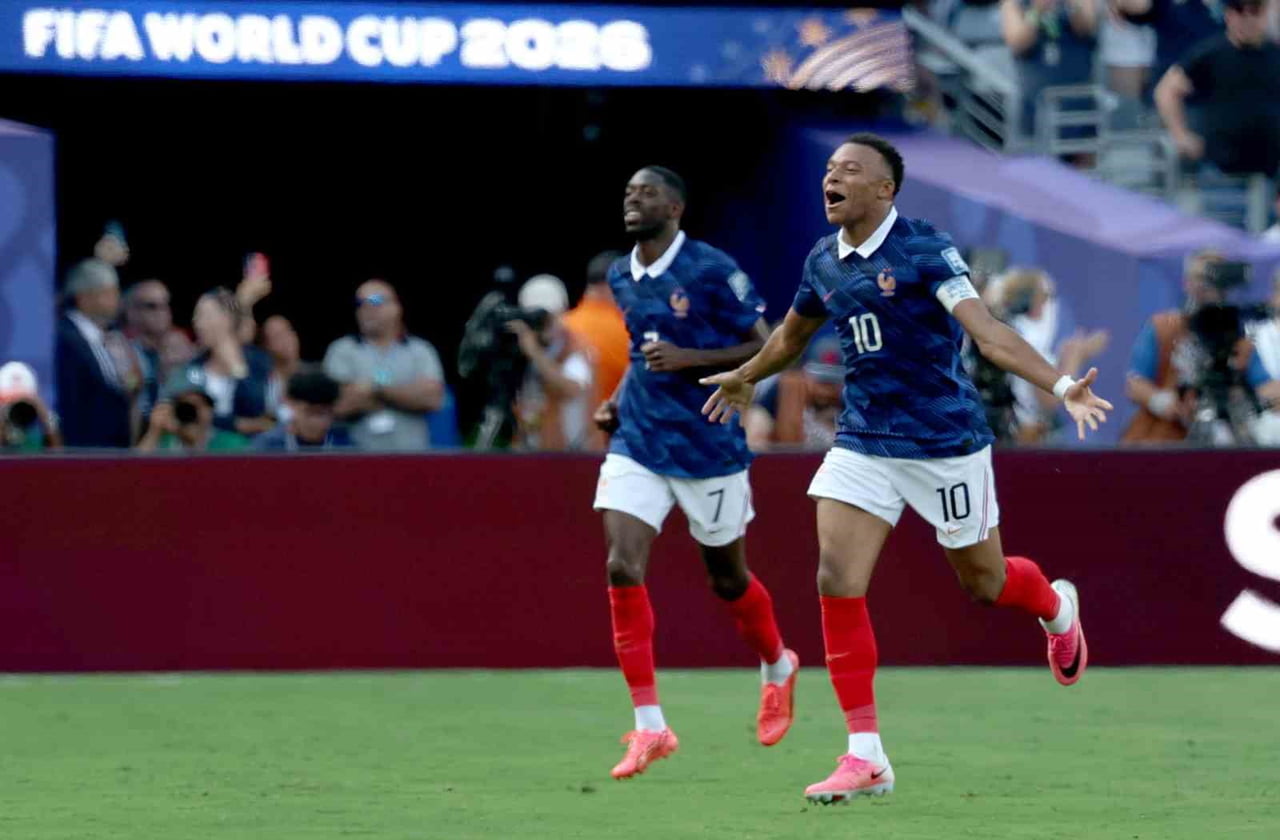 FRANSA, FIFA 2026 DÜNYA KUPASI SON 32 TURU'NDA İSVEÇ'İ 3-0 MAĞLUP EDEREK, ADINI SON 16 TURUNA...