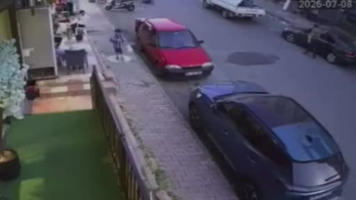 Fren yerine gaza bastı, bebek arabası ve kaldırımdaki vatandaşa çarptı...O anlar kamerada
