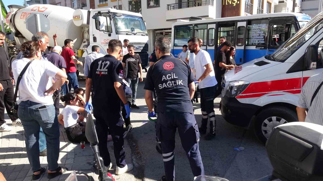 FRENİ BOŞALAN MİNİBÜS DEHŞET SAÇTI: 7 YARALI