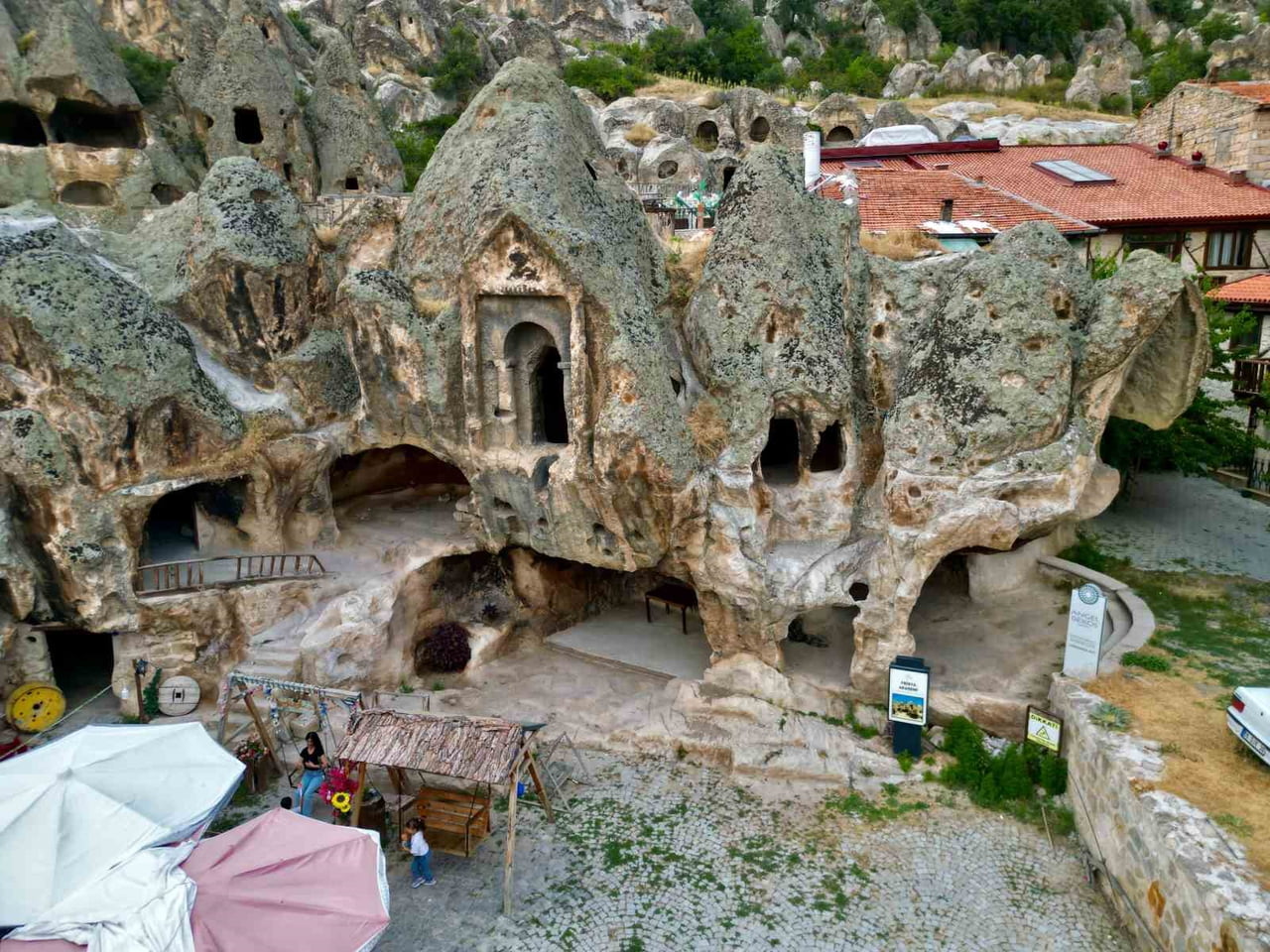 FRİG VADİSİ'NİN EN ÖNEMLİ TARİHİ ESERLERİNE EV SAHİPLİĞİ YAPAN AFYONKARAHİSAR'IN İHSANİYE İLÇESİNE...