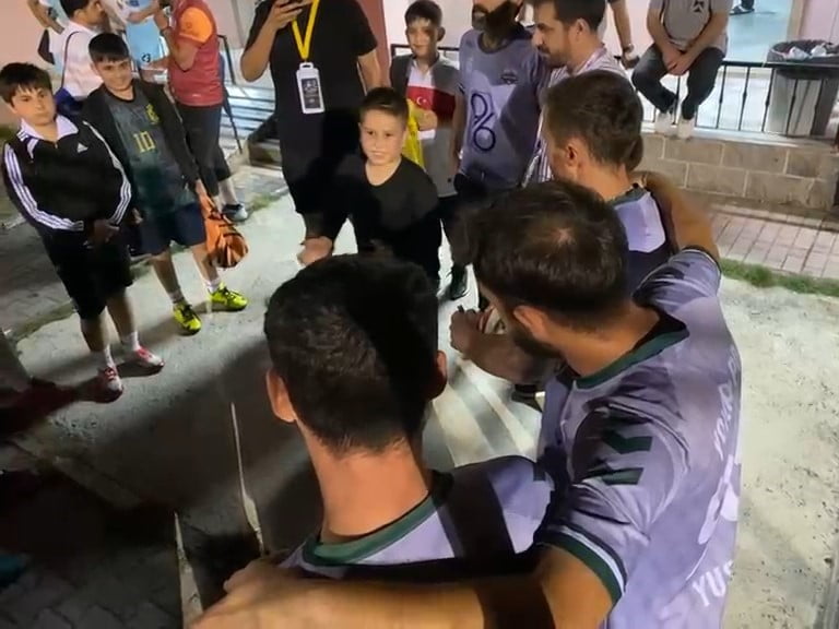 FUTBOLCULARIN YANINA GELEN 10 YAŞINDAKİ MUHAMMED ÇINAR AYAZGÖK, KENDİSİNDEN YAKLAŞIK 20 YAŞ BÜYÜK...