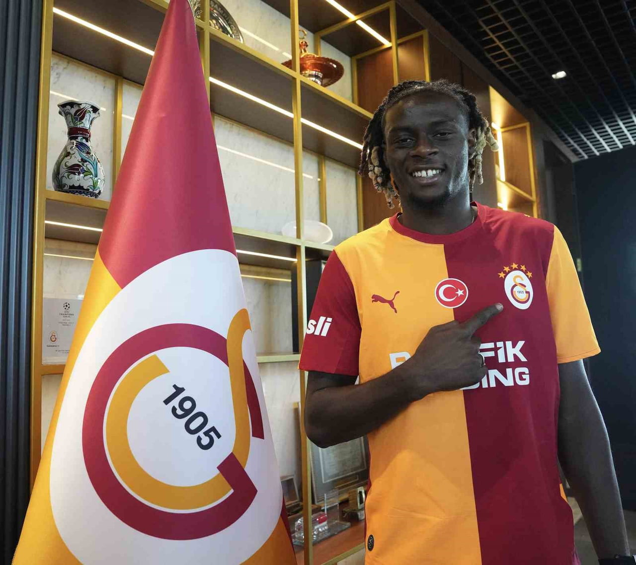 GALATASARAY'IN YENİ TRANSFERİ 22 YAŞINDAKİ FUTBOLCU LESLEY UGOCHUKWU, SARI-KIRMIZILILARIN...