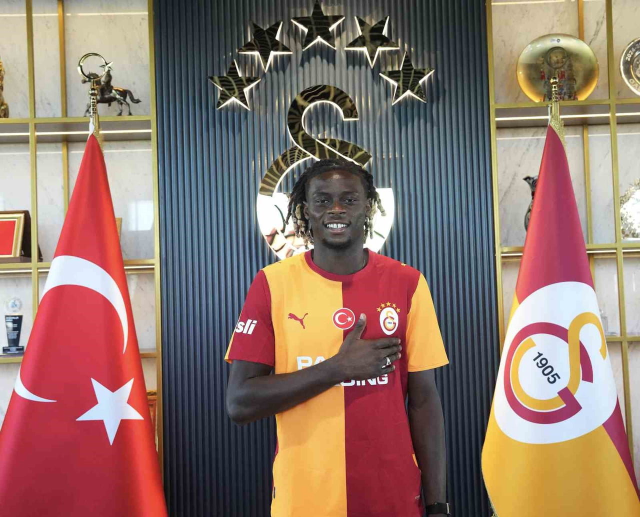 GALATASARAY'IN YENİ TRANSFERİ 22 YAŞINDAKİ FUTBOLCU LESLEY UGOCHUKWU, SARI-KIRMIZILILARIN...