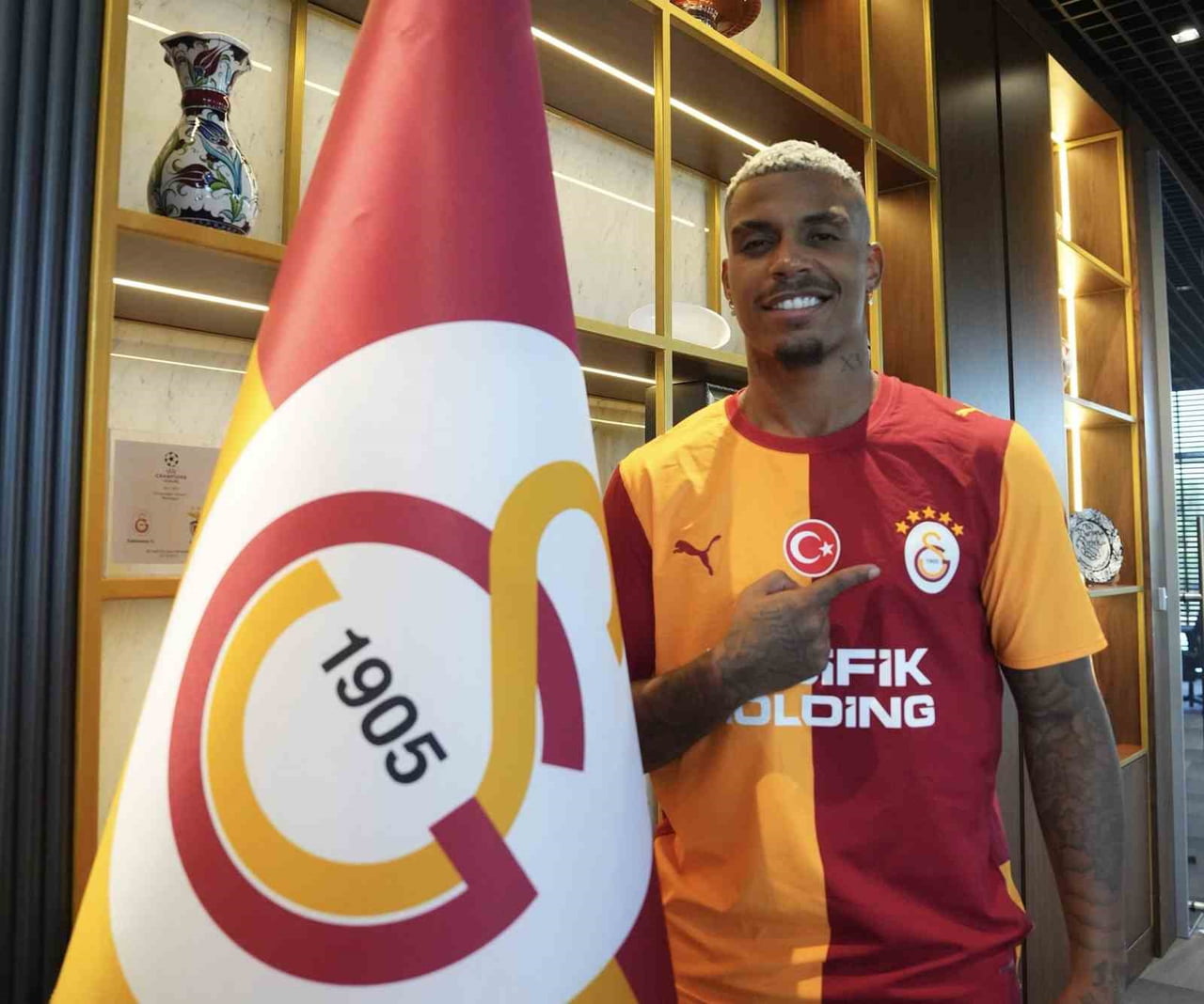GALATASARAY, GABONLU OYUNCU MARİO LEMİNA'NIN SÖZLEŞMESİNİ İKİ YIL DAHA UZATTIĞINI...
