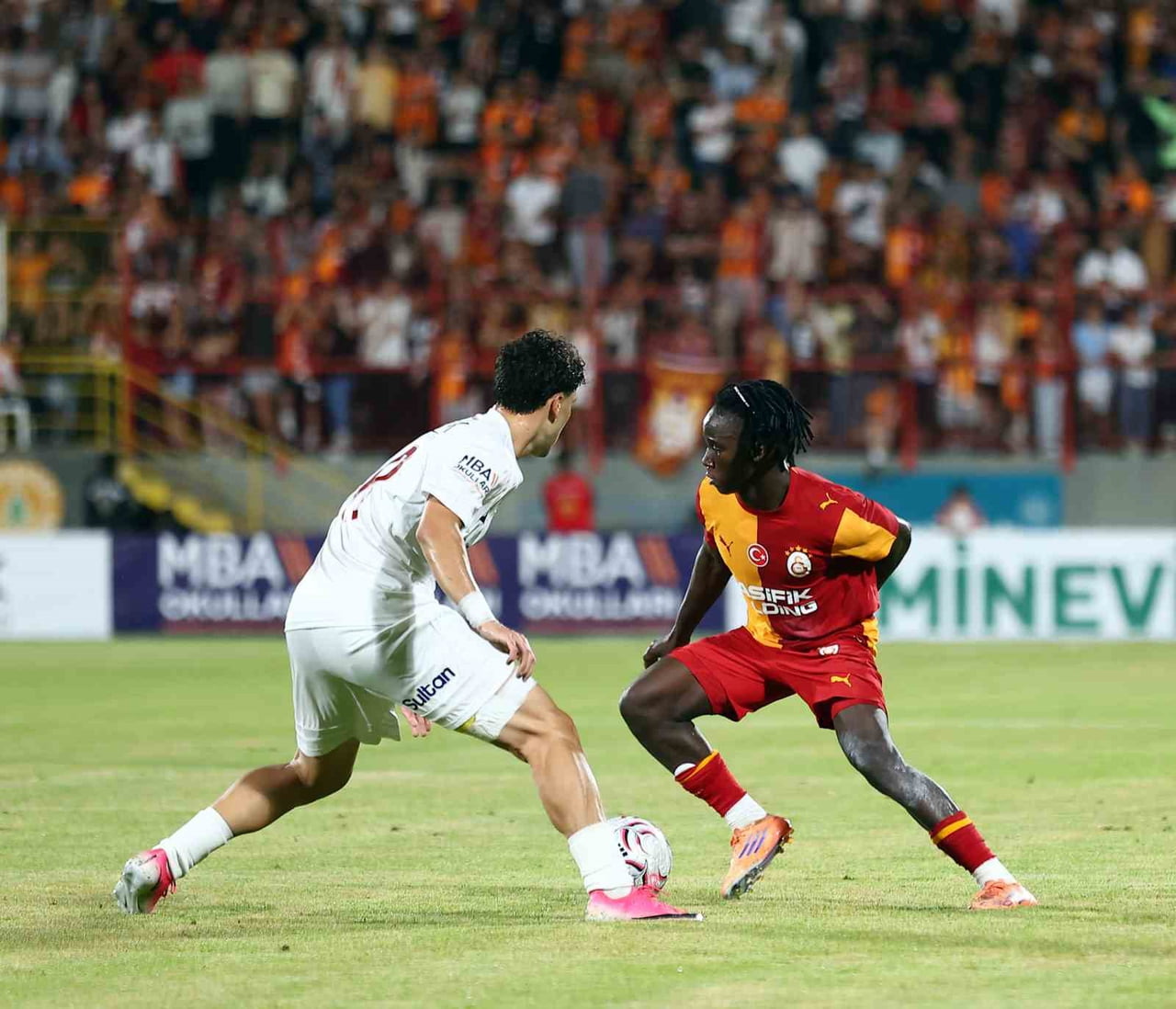GALATASARAY, İLK HAZIRLIK MAÇINDA ÜMRANİYESPOR'U 5-1'LİK SKORLA MAĞLUP ETTİ