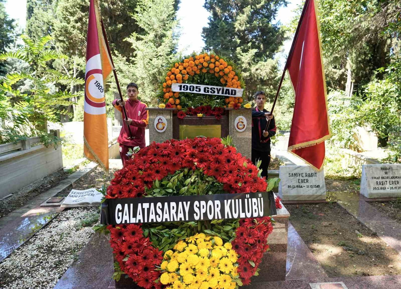 GALATASARAY SPOR KULÜBÜ'NÜN KURUCUSU ALİ SAMİ YEN, ÖLÜMÜNÜN 75. YIL DÖNÜMÜNDE KABRİ BAŞINDA...