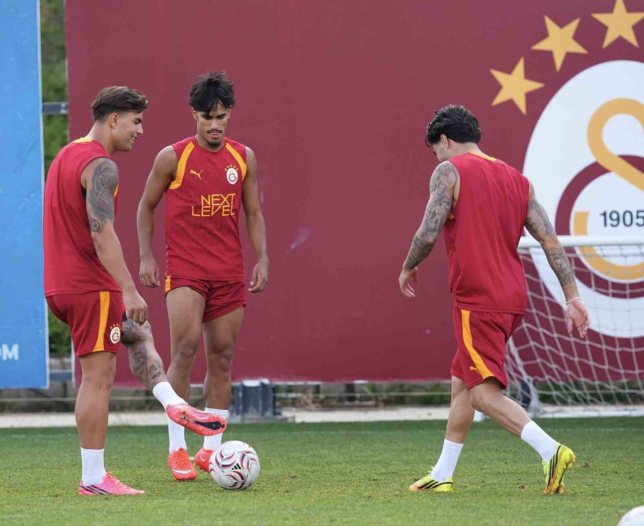GALATASARAY, YENİ SEZON HAZIRLIKLARINI BUGÜN YAPTIĞI ANTRENMANLA SÜRDÜRDÜ.