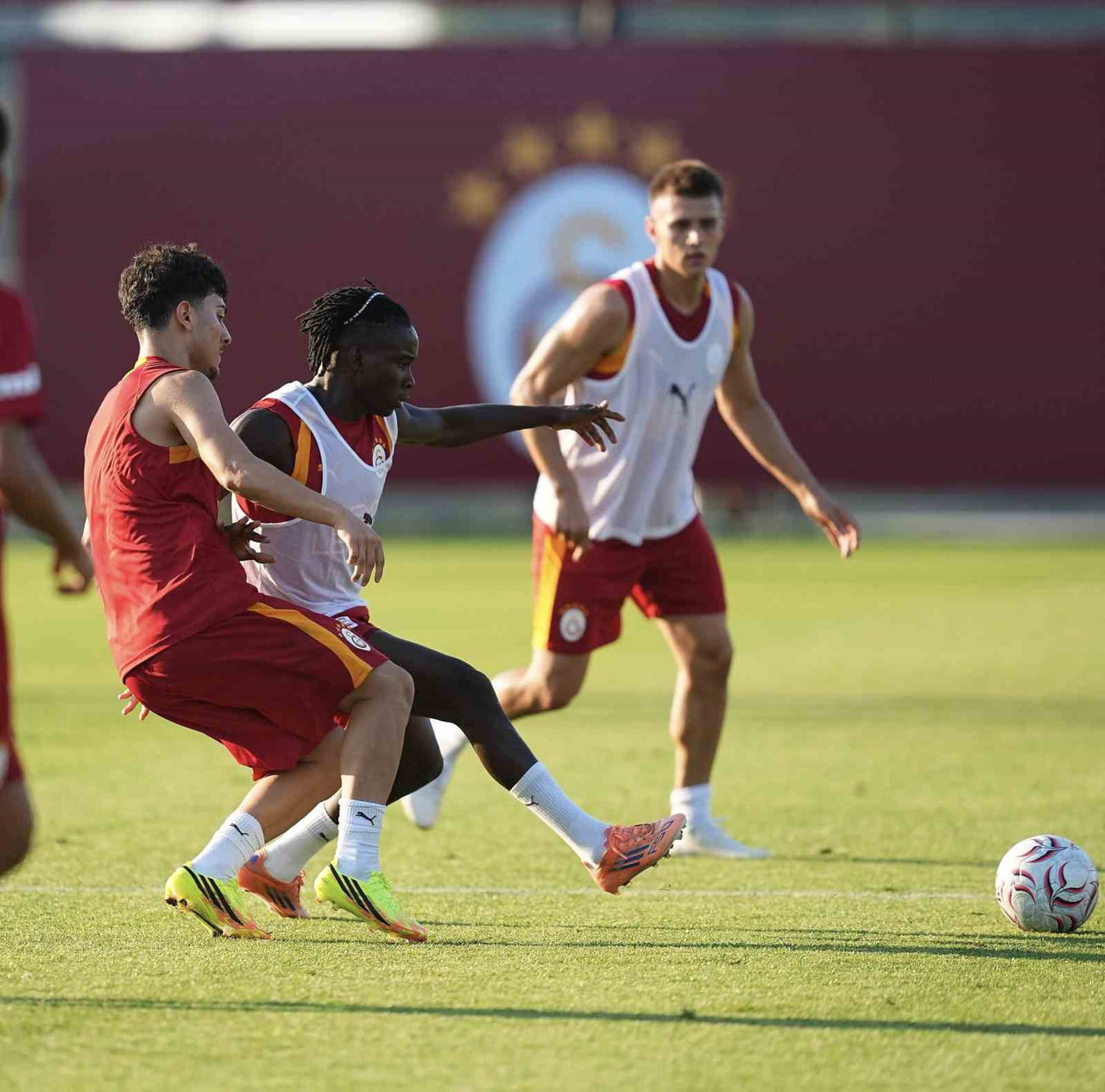 GALATASARAY, YENİ SEZON HAZIRLIKLARINI BUGÜN YAPTIĞI ANTRENMANLARLA SÜRDÜRDÜ.